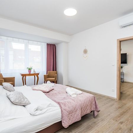 Perla Hradce 202 Appartement Hradec Králové Buitenkant foto